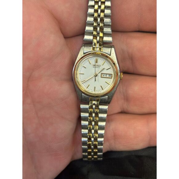 Seiko 7N83-0011 2-Tone Day/Date Womens Watch! New Battery! - Picture 4 of 9